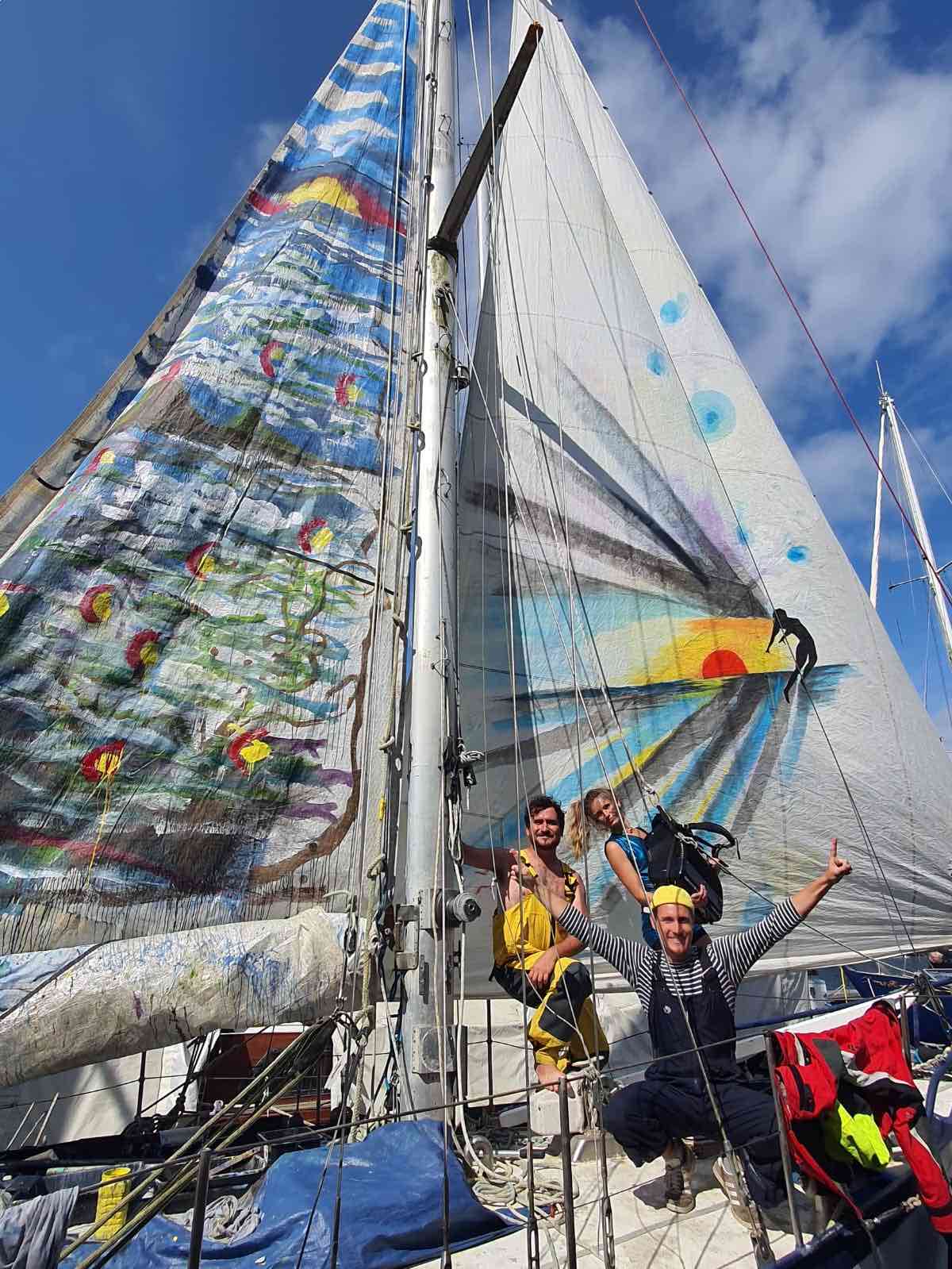 L'équipe de la pangée sur un bateau à voile